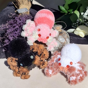 Aangepaste spin pluche, gepersonaliseerde pluizige springende spin gehaakte amigurumi, Witchy goth kamerinrichting, bug pluche bureaumaatje