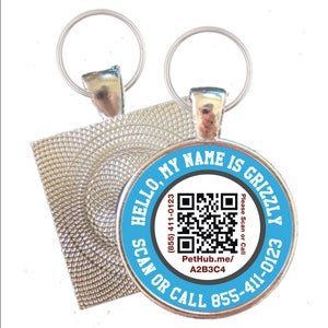 Puede incluir: Dos llaveros con anillos de metal plateado. Uno tiene un diseño cuadrado y texturizado. El otro tiene un borde redondo azul con el texto "HELLO, MY NAME IS GRIZZLY" y un código QR. El texto también incluye un número de teléfono y un sitio web.