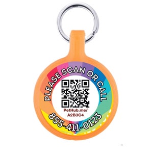 Puede incluir: Etiqueta naranja para mascotas con un llavero plateado. La etiqueta tiene un borde de arcoíris y las palabras "PLEASE SCAN OR CALL". Un código QR y el sitio web PetHub.me/A2B3C4 están en el centro, con el número de teléfono 855-411-0123 debajo.
