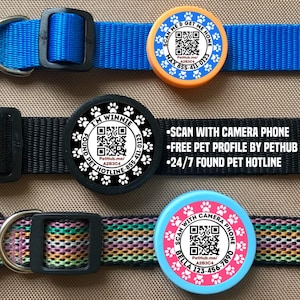 Puede incluir: Tres collares de perro diferentes con etiquetas de identificación para mascotas redondas, coloridas y personalizadas. Cada etiqueta tiene un código QR único, el nombre del perro y la información de contacto. El texto en las etiquetas dice "Scan Me & Get Me Home", "I'm Winnie Found Pet Hotline" y "Scan With Camera Phone Bella 123-456-7890".