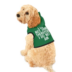 Puede incluir: Una sudadera con capucha verde para perro con una impresión blanca que dice "No pienso, luego no soy".