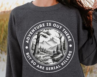 La aventura está ahí fuera, pero también los asesinos en serie. Suéter divertido, sudadera de senderismo, camiseta de camping, sudadera de series de crímenes, amante de las series policíacas.