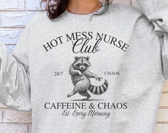 Sudadera divertida de enfermera con mapache, suéter de enfermera, camiseta divertida de enfermera, regalo para enfermera, sudadera de cuello redondo de enfermera, suéter de enfermera a la moda, Hot Mess Nurse Club