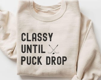Sweat-shirt « Classy Until Puck Drop » (hockey), Pull humoristique pour maman de hockey, T-shirt pour jour de match de hockey, Cadeau humoristique pour maman de hockey, Sweat-shirt pour grand-mère de hockey
