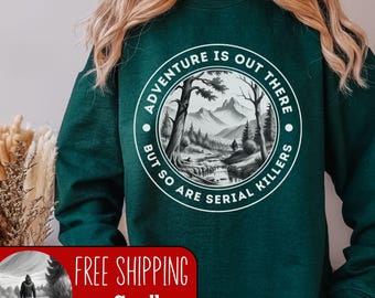 La aventura está ahí fuera, pero también los asesinos en serie. Suéter divertido, sudadera de senderismo, camiseta de camping, sudadera de series de crímenes, amante de las series policíacas.