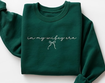 Sudadera Wifey Era con lazo coqueto, suéter Wifey, sudadera para esposa, sudadera con capucha Wifey, anuncio de compromiso, regalo para la novia, regalo para la esposa, San Valentín
