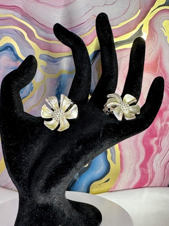 Everyone loves Coro! Vintage Etched Flower earrings