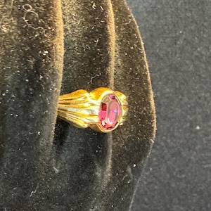 Anello Avon vintage in oro con pietra bordeaux