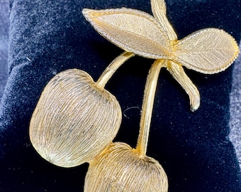 Broche vintage de Sarah Coventry "Cerezas Doradas"