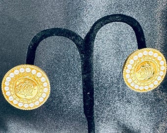 Pendientes de clip Carolee Vintage con borde de oro y perlas