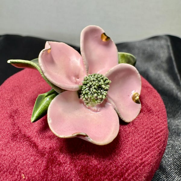 Keramische handgeschilderde vintage roze kornoeljebroche