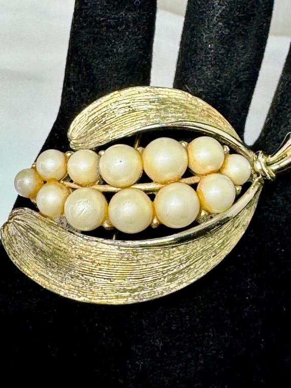 Vintage Listener Brooch – gold tone, leaf and faux pearls!