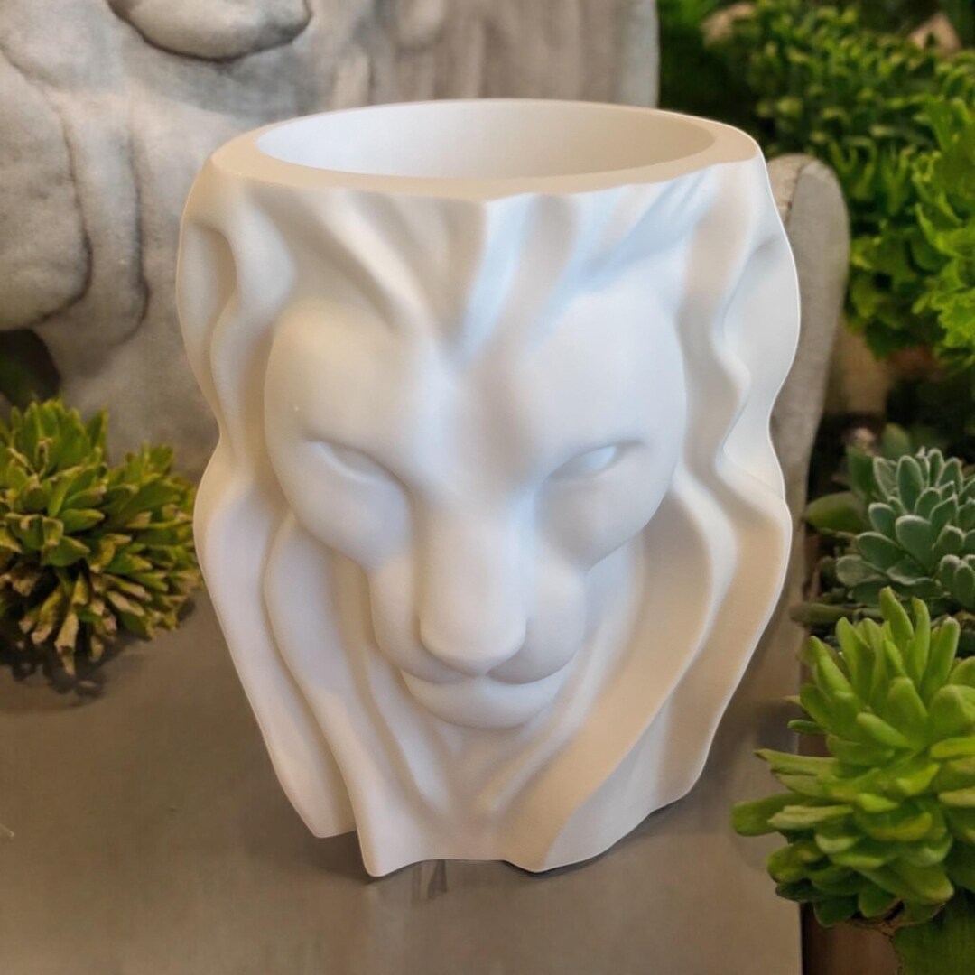 LION VASE