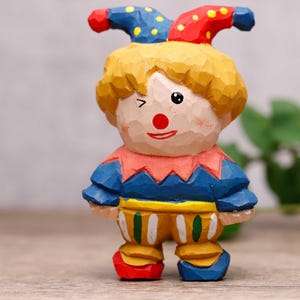 Una simpatica bambola clown colorata disegnata a mano, alta 3,7 pollici