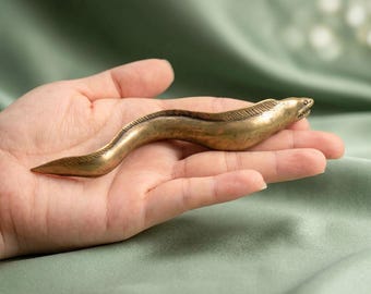 Muränenfigur aus Messing, Küsten-Regaldekoration, Geschenk für Meeresbiologen, Briefbeschwerer mit Meerestiermotiv