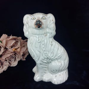 Vintage Staffordshire-aardewerkhond | 9&quot; witgeglazuurde spaniël | Victoriaans figuur van 807 g | mantel uit 1850 - diepe vormlijnen • Zeldzaam model