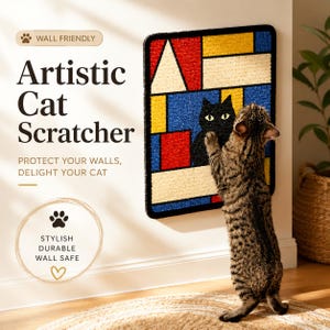 Puede incluir: Un rascador artístico para gatos con un diseño geométrico colorido, con bloques rojos, amarillos, azules y crema. Una silueta de gato negro está en el centro. Las palabras "Artistic Cat Scratcher" se muestran en la pared. Un gato atigrado está rascando el producto.