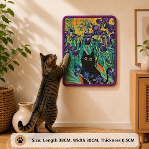 Puede incluir: Un rascador de pared rectangular para gatos con un estampado vibrante de un gato negro entre lirios morados y follaje verde, con borde morado. Las dimensiones son 38 cm de largo, 30 cm de ancho y 0,5 cm de grosor.