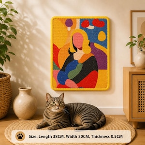 Puede incluir: Un tapiz rectangular de tufting que presenta un retrato estilizado con una paleta de colores amarillo, rojo, azul y negro. La pieza mide 38 cm de largo, 30 cm de ancho y 0,5 cm de grosor, seg&uacute;n indica el texto impreso.