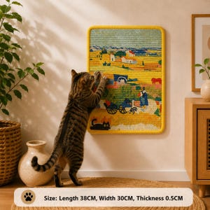 Puede incluir: Un rascador rectangular para gatos con borde amarillo que presenta una escena de paisaje tejida con campos, un carro y un gato negro. El panel mide 38 cm de largo, 30 cm de ancho y 0,5 cm de grosor, montado en la pared para uso felino.