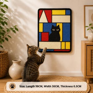 Puede incluir: Un rascador para gatos rectangular de pared con un patr&oacute;n de cuadr&iacute;cula geom&eacute;trica en rojo, amarillo, azul y blanco, con la silueta de un gato negro en el centro. Mide 38 cm de largo, 30 cm de ancho y 0,5 cm de grosor.