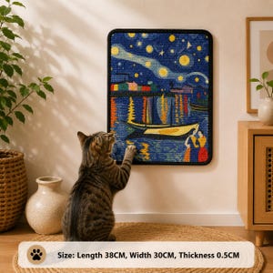 Puede incluir: Un rascador rectangular para gatos con un estampado texturizado de una escena nocturna con estrellas, un barco y figuras. El rascador mide 38 cm de largo, 30 cm de ancho y 0,5 cm de grosor, y cuenta con un borde negro.