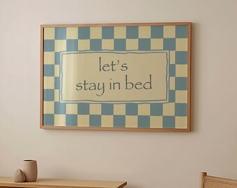 Impression Restons au lit : typographie manuscrite, oeuvre d'art pour chambre à coucher à carreaux bleus (téléchargement numérique)