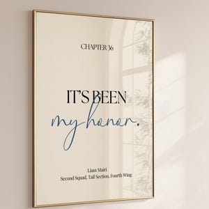 Puede incluir: Un póster beige con marco dorado que presenta el texto "CHAPTER 36 IT'S BEEN my honor." en letras negras y azules. El texto "Liam Mairi Second Squad, Tail Section, Fourth Wing" está impreso en negro debajo del texto principal.