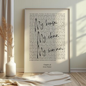 Puede incluir: Una impresi&oacute;n enmarcada con el texto manuscrito "My house. My chair. My woman." superpuesto a una p&aacute;gina de texto impreso. La parte inferior de la impresi&oacute;n dice "Chapter 48 Iron Flame."