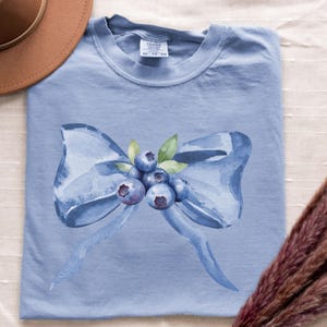 Blueberry Bow T-shirt, Comfort Colors Summer Shirt, Cottagecore Berries Aesthetic Tee, Fruit Botanical Top for Women, Woman Blueberry Shirt