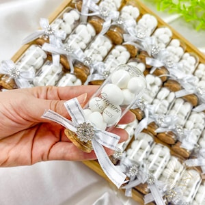 Cadeaux de mariage personnalisés aux amandes, cadeaux d&#39;invité en vrac, amandes de Jordanie dans un sac en dentelle personnalisé, cadeaux de fiançailles, cadeaux réservez votre date
