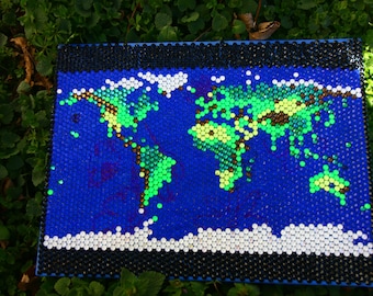 Mapa de la Tierra hecho de cristales de estrás
