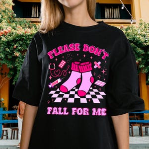 Quoi que vous fassiez, ne tombez pas amoureux de moi png, Tendance Saint-Valentin Svg, soins aux patients drôles, infirmière CRNA CNA png, chaussettes Saint-Valentin, valentine soins infirmiers png