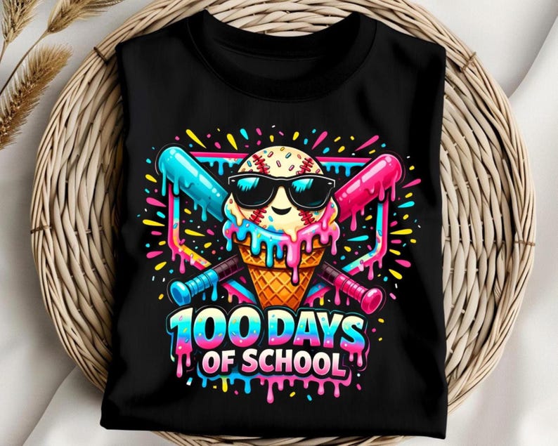 Może przedstawiać: Czarny t-shirt z kolorową grafiką loda w kształcie piłki do baseballu, w okularach przeciwsłonecznych, z skrzyżowanymi kijami do baseballu. Tekst "100 DAYS OF SCHOOL" znajduje się poniżej.