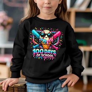 Może przedstawiać: Czarna bluza z kolorową grafiką rożka lodowego w okularach przeciwsłonecznych, skrzyżowanymi kijami do baseballa i napisem "100 Days of School". Projekt zawiera żywe r&oacute;żowe, niebieskie, ż&oacute;łte i zielone akcenty, idealne do świętowania szkolnego kamienia milowego.