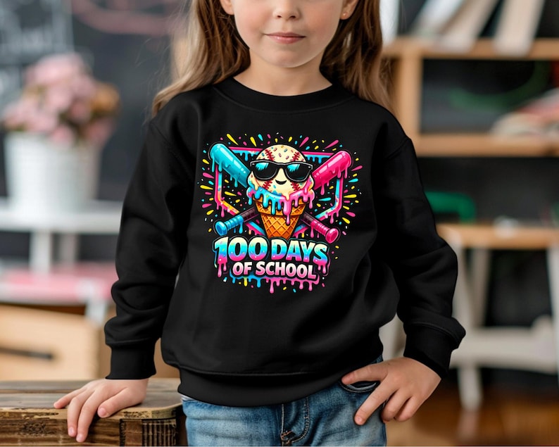 Może przedstawiać: Czarna bluza z kolorową grafiką rożka lodowego w okularach przeciwsłonecznych, skrzyżowanymi kijami do baseballa i napisem "100 Days of School". Projekt zawiera żywe r&oacute;żowe, niebieskie, ż&oacute;łte i zielone akcenty, idealne do świętowania szkolnego kamienia milowego.
