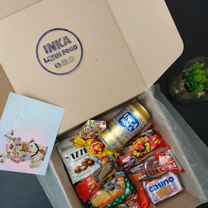 Coffret surprise de bonbons péruviens avec un métier à tisser fait main et un porte-clés. Comprend une carte postale avec un dessin de lama conçu par l'artiste M. Pérez