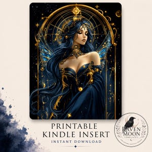Könnte beinhalten: Digitales Kunstwerk einer Frau mit langen blauen Haaren, die ein dunkelblaues Kleid mit goldenen Akzenten und einer Schmuckkette trägt. Das Bild hat ein himmlisches Thema mit einem goldenen Bogen und Sternen. Der Text lautet "PRINTABLE KINDLE INSERT" und "INSTANT DOWNLOAD". Ein kreisförmiges Logo mit einem Raben befindet sich unten rechts.