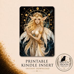 Può includere: Inserto Kindle stampabile con un'illustrazione fantasy di una donna bionda con orecchie a punta, ali e una corona d'oro, su uno sfondo stellato. Il testo recita "Inserto Kindle stampabile" e "Download istantaneo". Un logo circolare con un corvo è nell'angolo.