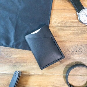 Cartera de piel negra cosida a mano