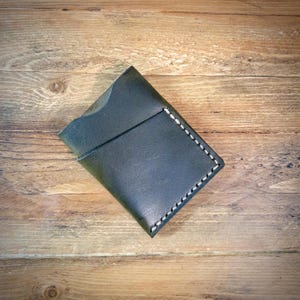 Cartera de piel cosida a mano color oliva