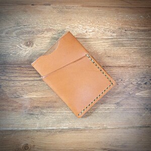 Cartera de cuero cosida a mano en color canela