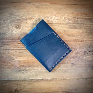 Cartera de cuero cosida a mano color azul marino