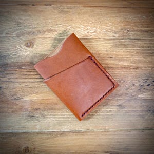 Cartera de piel cosida a mano en color castaño