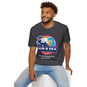 サン＆シーアドベンチャーTシャツ、ソフトスタイルTシャツ、ビーチウェア、夏服、バケーションシャツ、ユニークなギフト、ユニセックスカジュアルウェア