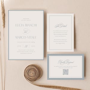 Puede incluir: Juego de invitaciones de boda con borde azul claro. La invitación incluye los nombres de Lucia Bianchi y Marco Vitale, con la fecha 24 de junio de 2026. Tarjetas adicionales con detalles y solicitud de respuesta con un código QR.