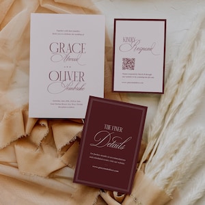 Puede incluir: Un conjunto de papelería de boda que incluye una invitación principal, una tarjeta de respuesta y una tarjeta de detalles. La invitación y la tarjeta de detalles tienen un borde y texto de color burdeos oscuro. La invitación incluye los nombres "Grace Atwood" y "Oliver Jembiche". El fondo incluye tela beige y plantas secas.