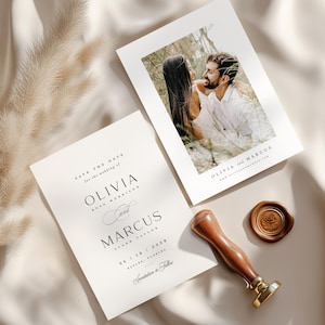 Puede incluir: Dos tarjetas de anuncio de boda con los nombres Olivia y Marcus. Una tarjeta presenta una foto de una pareja, la otra tiene el texto "Save the Date" y detalles de la boda. También hay un sello de madera y un sello de cera.
