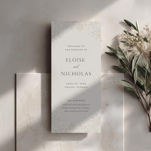 Może przedstawiać: Pionowa prostokątna karta z programem ślubu wykonana z białego papieru z ciemnoszarym tekstem. Tekst brzmi: Welcome to the wedding of Eloise and Nicholas, April 22, 2026, Naples, Florida, The Ceremony, Prelude, Processional, Opening Remarks, Readings, Exchange of Vows, Exchange of Rings, Pronouncement, Recessional.