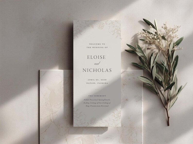 Może przedstawiać: Pionowa prostokątna karta z programem ślubu wykonana z białego papieru z ciemnoszarym tekstem. Tekst brzmi: Welcome to the wedding of Eloise and Nicholas, April 22, 2026, Naples, Florida, The Ceremony, Prelude, Processional, Opening Remarks, Readings, Exchange of Vows, Exchange of Rings, Pronouncement, Recessional.